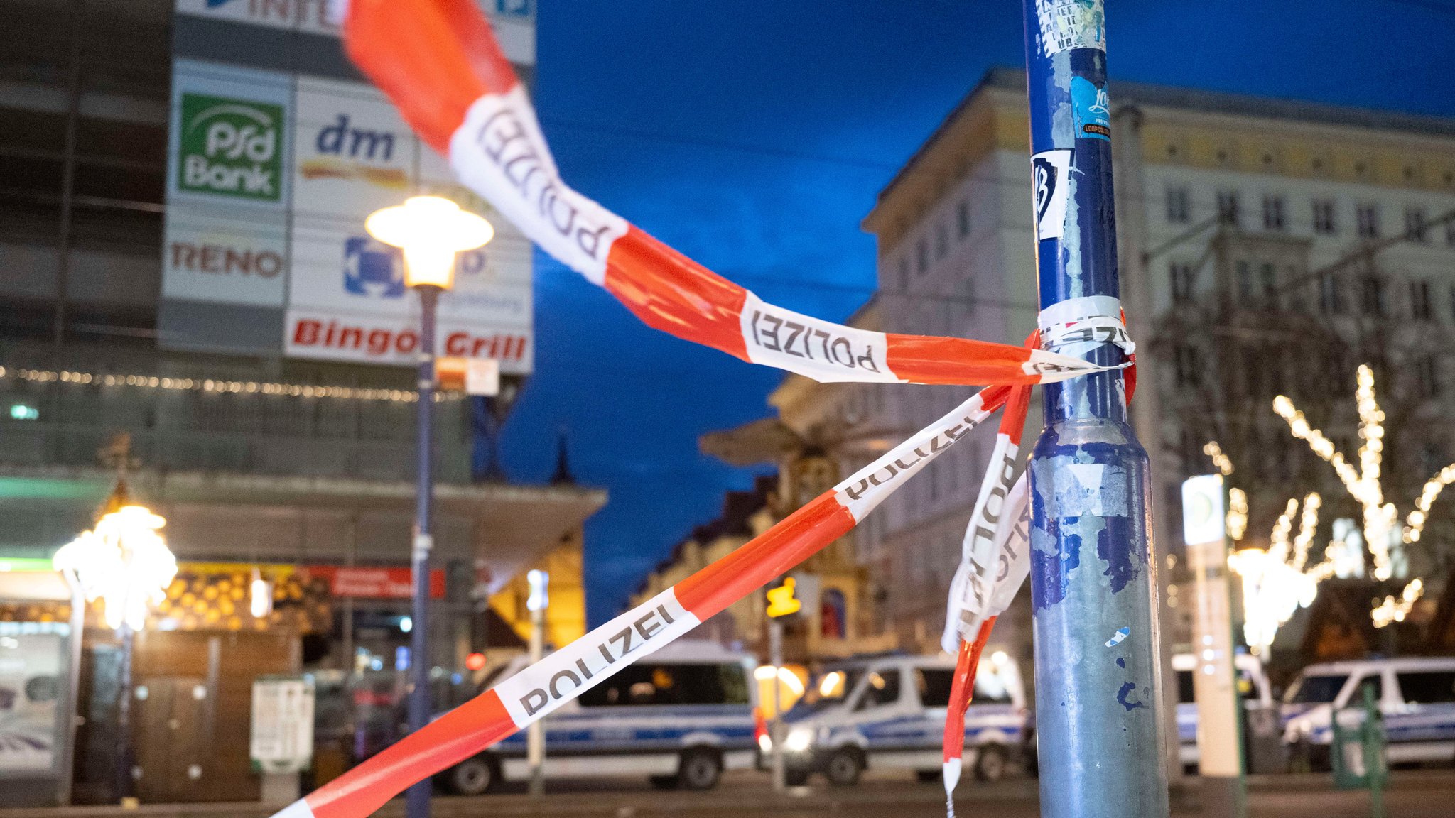 Absperrband und Polizeifahrzeuge vor dem Eingang zum Weihnachtsmarkt in Magdeburg