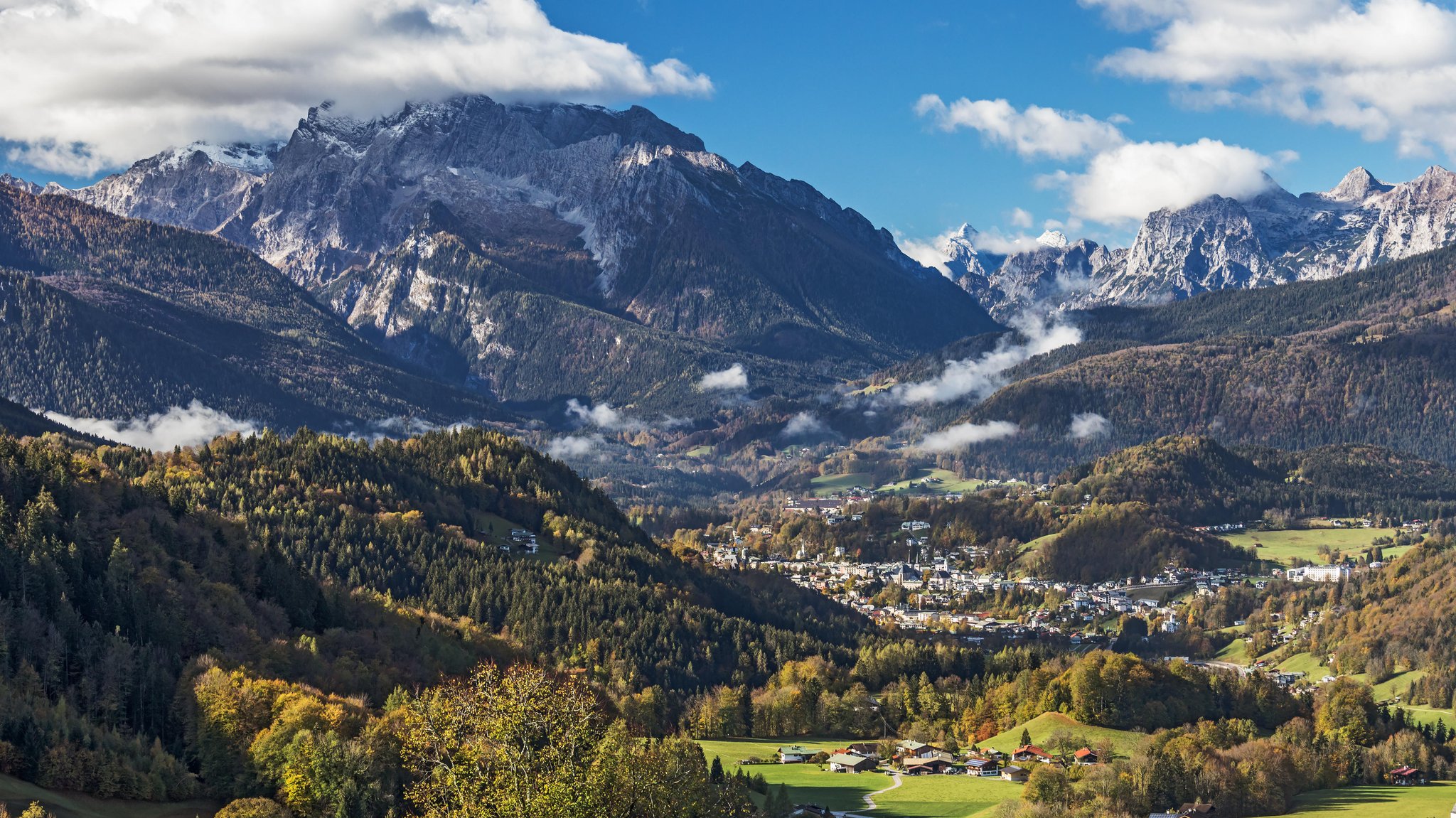 Blick über das Berchtesgadener Land mit der Stadt Berchtesgaden. Landschaft mit Bergen, Wäldern und Weiden in Bayern. Im Hintergrund der Hochkalter.