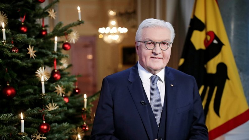  Bundespräsident Steinmeier im Schloss Bellevue vor klassisch-geschmücktem Weihnachtsbaum