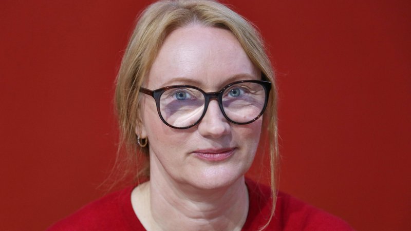 Die Autorin Kristine Bilkau blickt beim Literaturforum während der Leipziger Buchmesse vom Podium. | Bild: picture alliance/dpa | Jan Woitas Die Autorin Kristine Bilkau blickt beim Literaturforum während der Leipziger Buchmesse vom Podium.