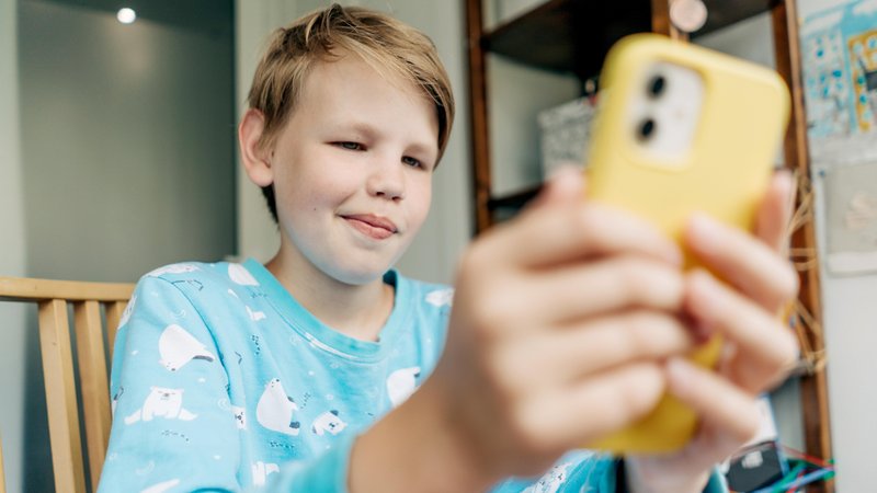 Ein Junge hat mit seinem Smartphone Zugang zum Internet. Damit Kinder und Jugendliche sich sicher im Internet bewegen, benötigen sie bestimmte Kompetenzen. Die Uni Mannheim hat die wichtigsten Fähigkeiten, die junge Internetnutzer brauchen, erarbeitet. | Bild: dpa-picture alliance / Zoonar | TITOVA ILONA Ein Junge hat mit seinem Smartphone Zugang zum Internet. Damit Kinder und Jugendliche sich sicher im Internet bewegen, benötigen sie bestimmte Kompetenzen. Die Uni Mannheim hat die wichtigsten Fähigkeiten, die junge Internetnutzer brauchen, erarbeitet.