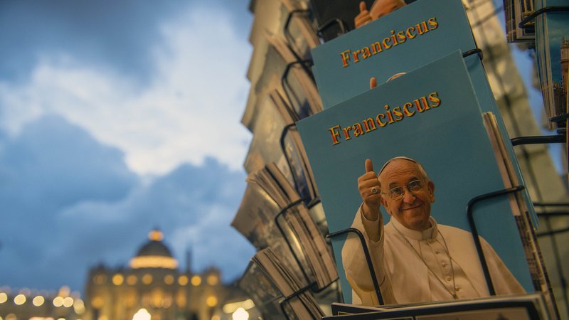 Symbolbild: Postkartenstand mit Postkarte von Papst Franziskus | Bild: picture alliance / ZUMAPRESS.com | ALESSIA GIULIANI Symbolbild: Postkartenstand mit Postkarte von Papst Franziskus