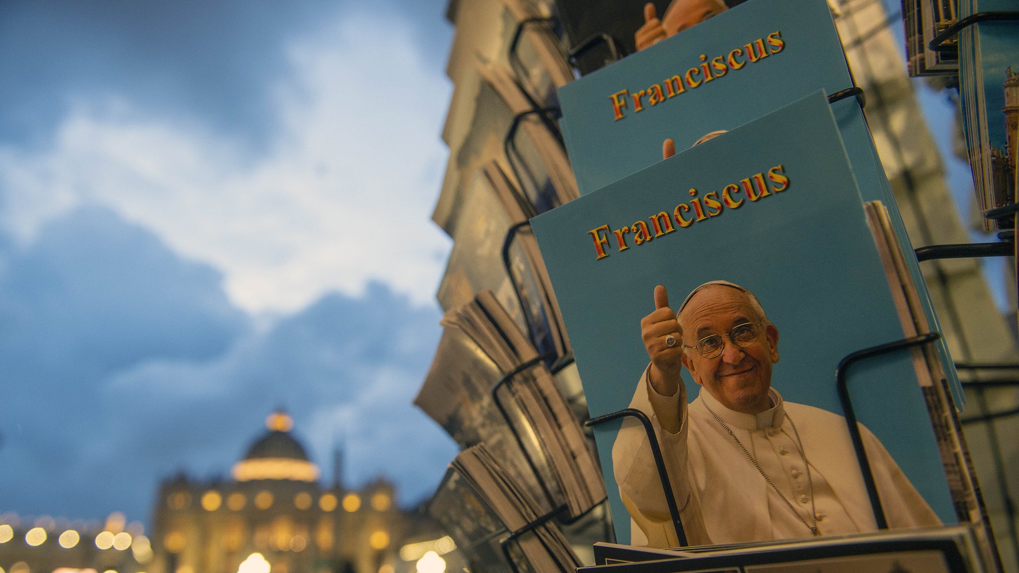 Symbolbild: Postkartenstand mit Postkarte von Papst Franziskus