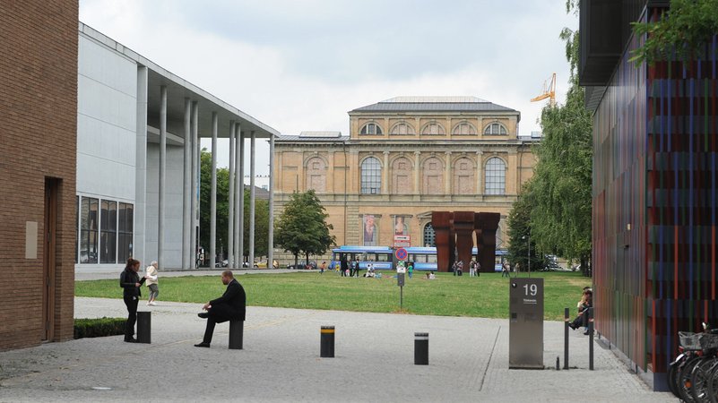 Das Türkentor, die Pinakothek der Moderne, die Alte Pinakothek und das Museum Brandhorst im Kunstareal in der Münchner Maxvorstadt. | Bild: picture alliance / SZ Photo | Stephan Rumpf Das Türkentor, die Pinakothek der Moderne, die Alte Pinakothek und das Museum Brandhorst im Kunstareal in der Münchner Maxvorstadt.