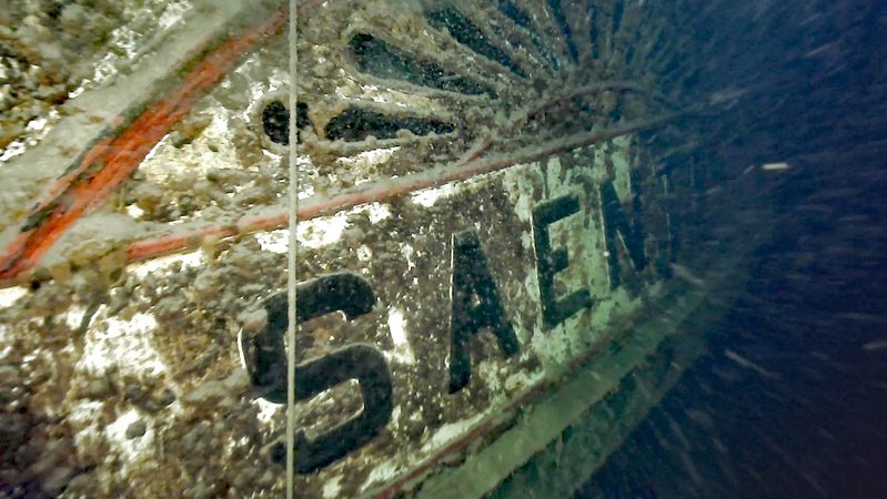 Der verblichene Schriftzug "Säntis" auf dem Wrack des historischen Dampfers, aufgenommen von einem Unterwasser-Roboter. 