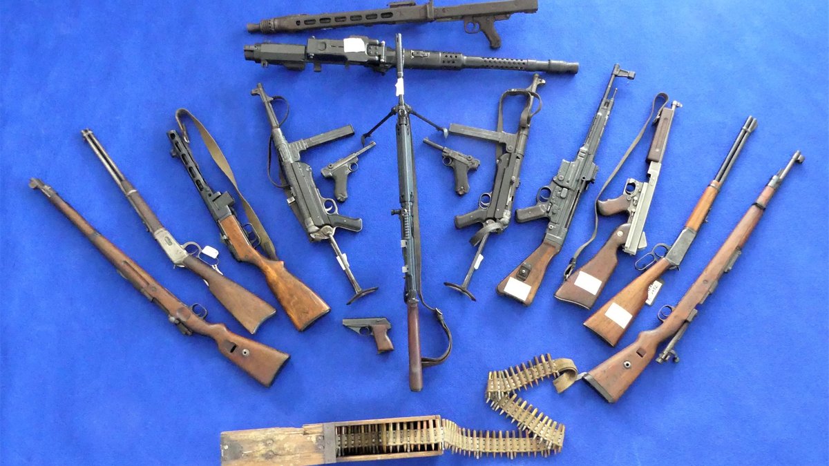 Bei den unregistrierten Waffen handelt es sich u.a. um Maschinenpistolen, Sturmgewehre, laut Zoll gebrauchte, ältere Modelle mit Sammlerwert. 