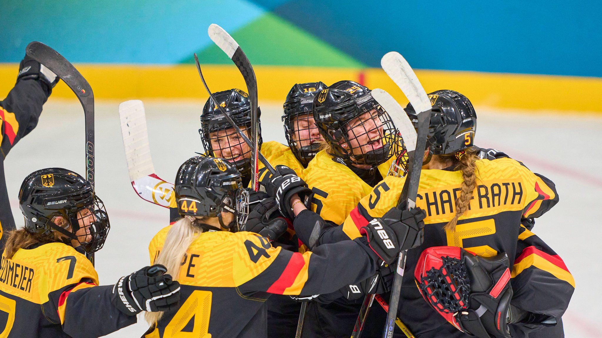 Die DEB-Frauen jubeln nach dem Sieg gegen Japan.
