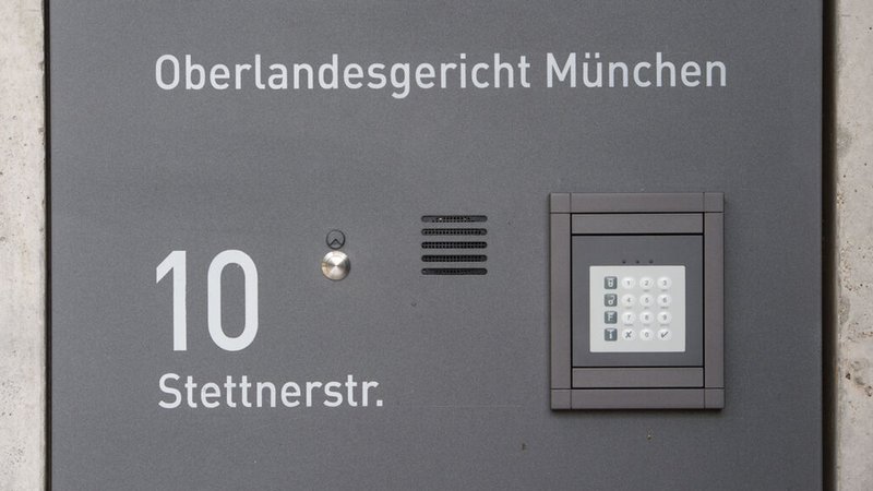 Die Klingel im Eingangsbereich zum Hochsicherheitsgerichtssaal auf dem Gelände der Justizvollzugsanstalt München-Stadelheim. Foto: Tobias Hase/dpa +++ dpa-Bildfunk +++ | Bild: dpa-Bildfunk/Tobias Hase Die Klingel im Eingangsbereich zum Hochsicherheitsgerichtssaal auf dem Gelände der Justizvollzugsanstalt München-Stadelheim. Foto: Tobias Hase/dpa +++ dpa-Bildfunk +++