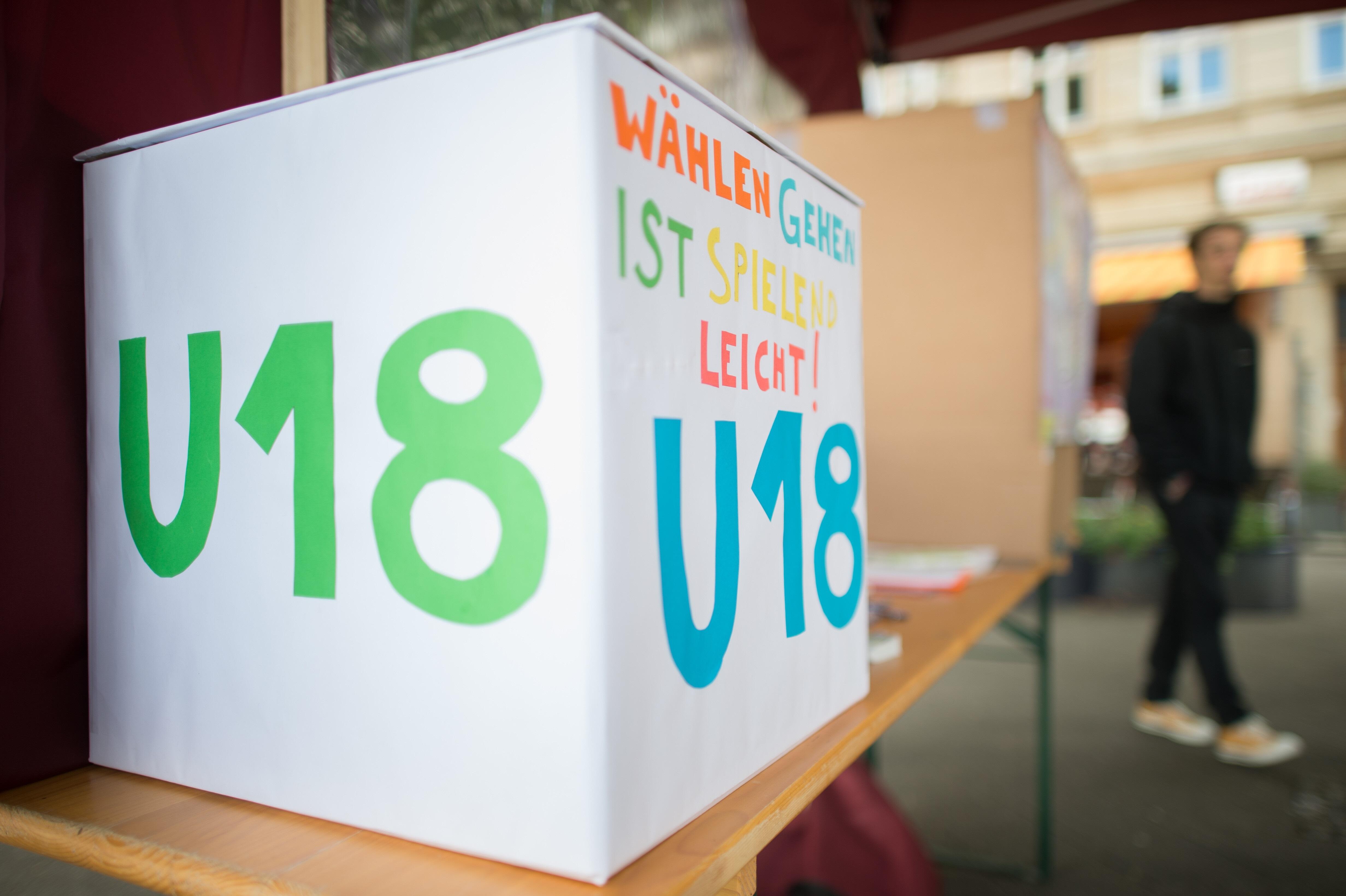 Selbst gestaltete Wahlurne für U18 Wahlen