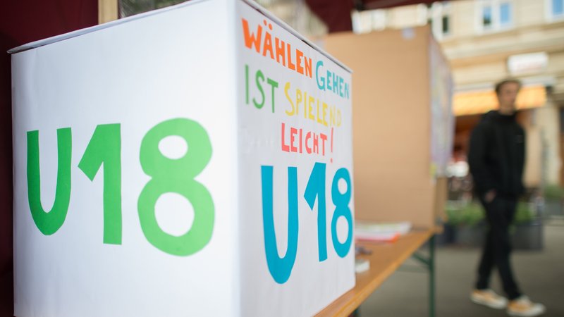 Selbst gestaltete Wahlurne für U18 Wahlen | Bild: picture alliance / Klaus-Dietmar Gabbert Selbst gestaltete Wahlurne für U18 Wahlen
