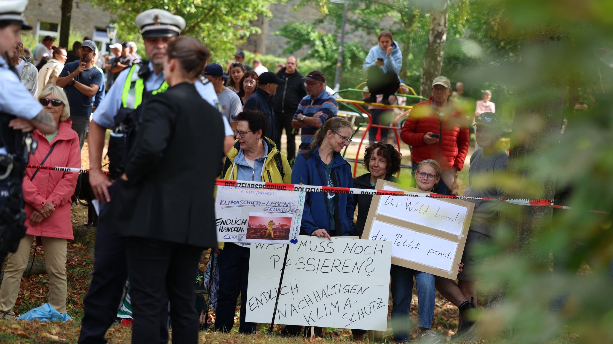 Proteste bei Merz-Besuch in Hürtgenwald