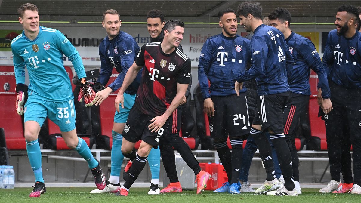 Bayern Fuhrung Und Low Wurdigen Tor Rekord Von Lewandowski Br24