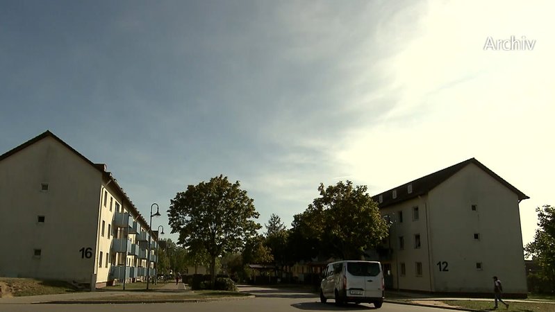 Zwei langgezogene Reihenhäuser mit Bäumen dazwischen. | Bild: BR Zwei langgezogene Reihenhäuser mit Bäumen dazwischen.