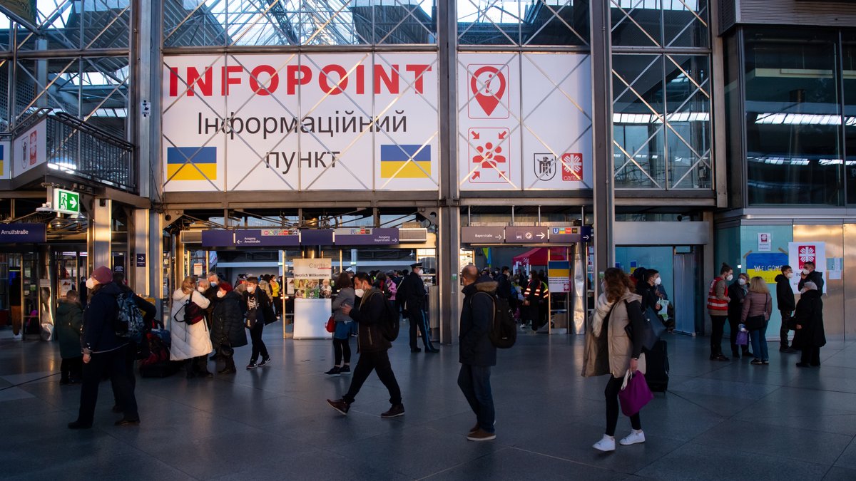 Schild mit Infopoint auf deutsch und ukrainisch 