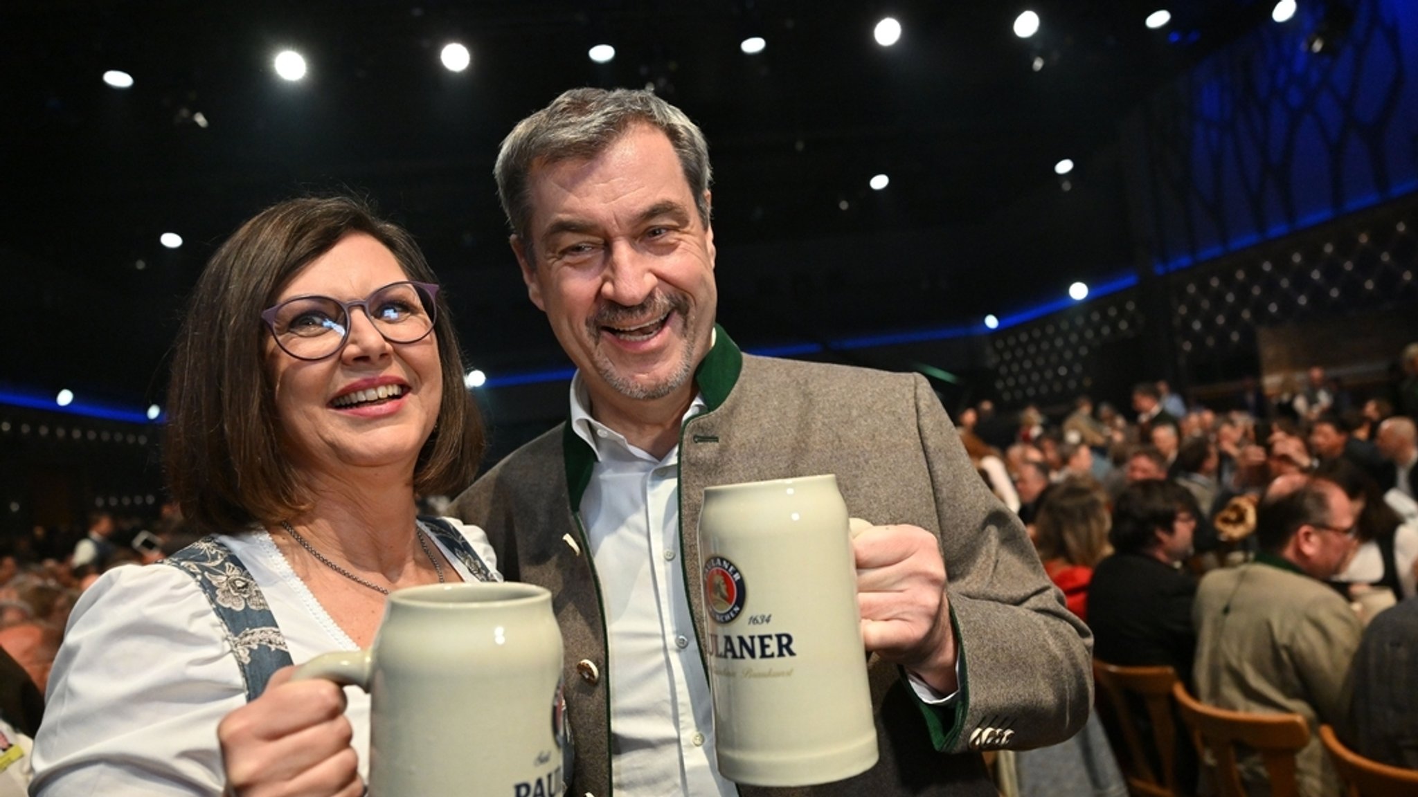 Aigner und Söder prosten sich auf dem Nockherberg zu.