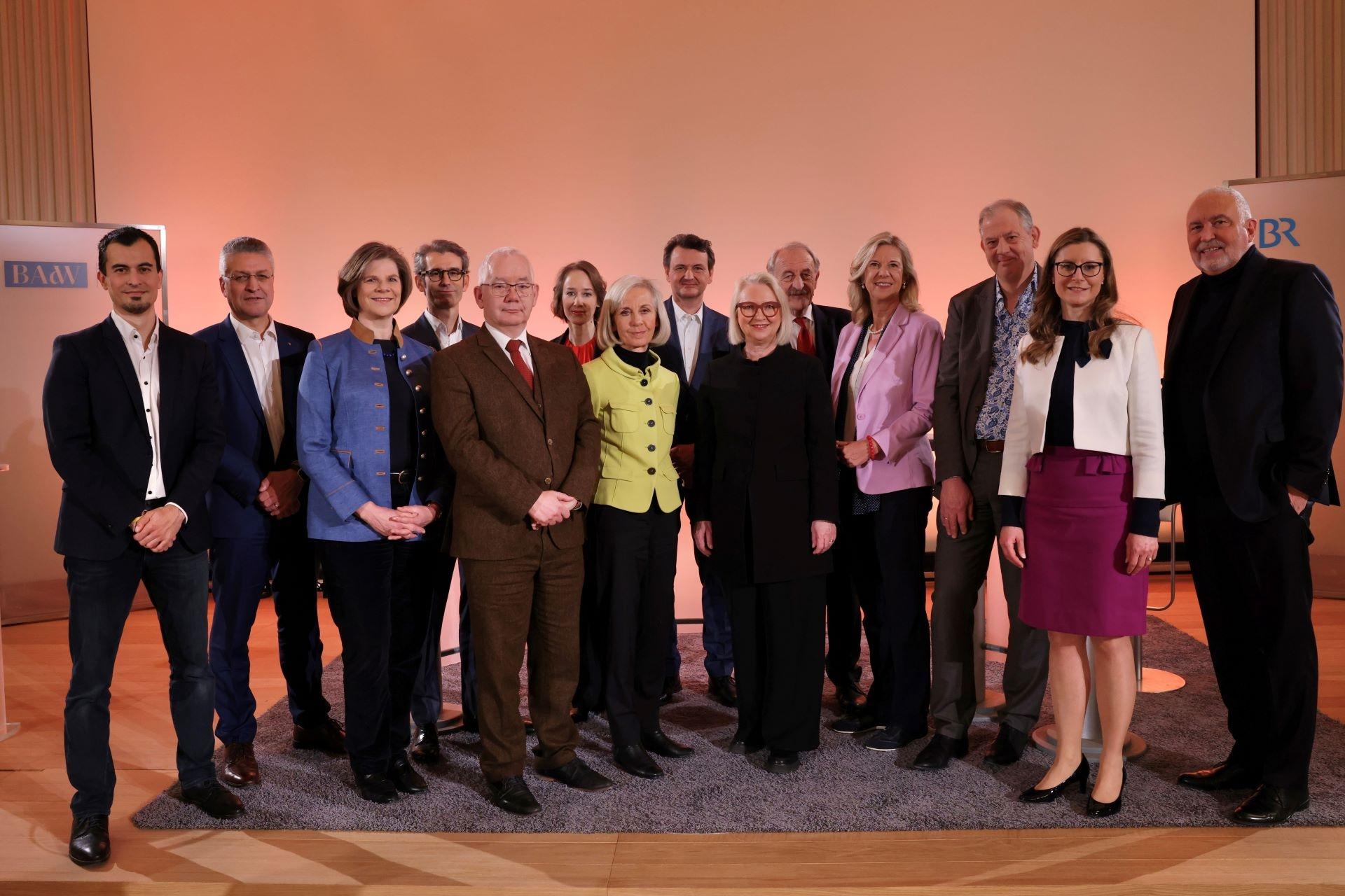 Von links: Dr. Nikil Mukerji, Prof. Dr. Lothar H. Wieler, Prof. Dr. Ulrike Protzer, Björn Wilhelm, Prof. Dr. Oliver Lepsius, Dr. Sibylle Anderl, Prof. Dr. Ursula Münch, Prof. Dr. Christoph Neuberger, Prof. Dr. Monika Schnitzer; Prof. Dr. Markus Schwaiger, Dr. Katja Wildermuth, Prof. Dr. Gerd Schulte-Körne, Andreas Bönte.