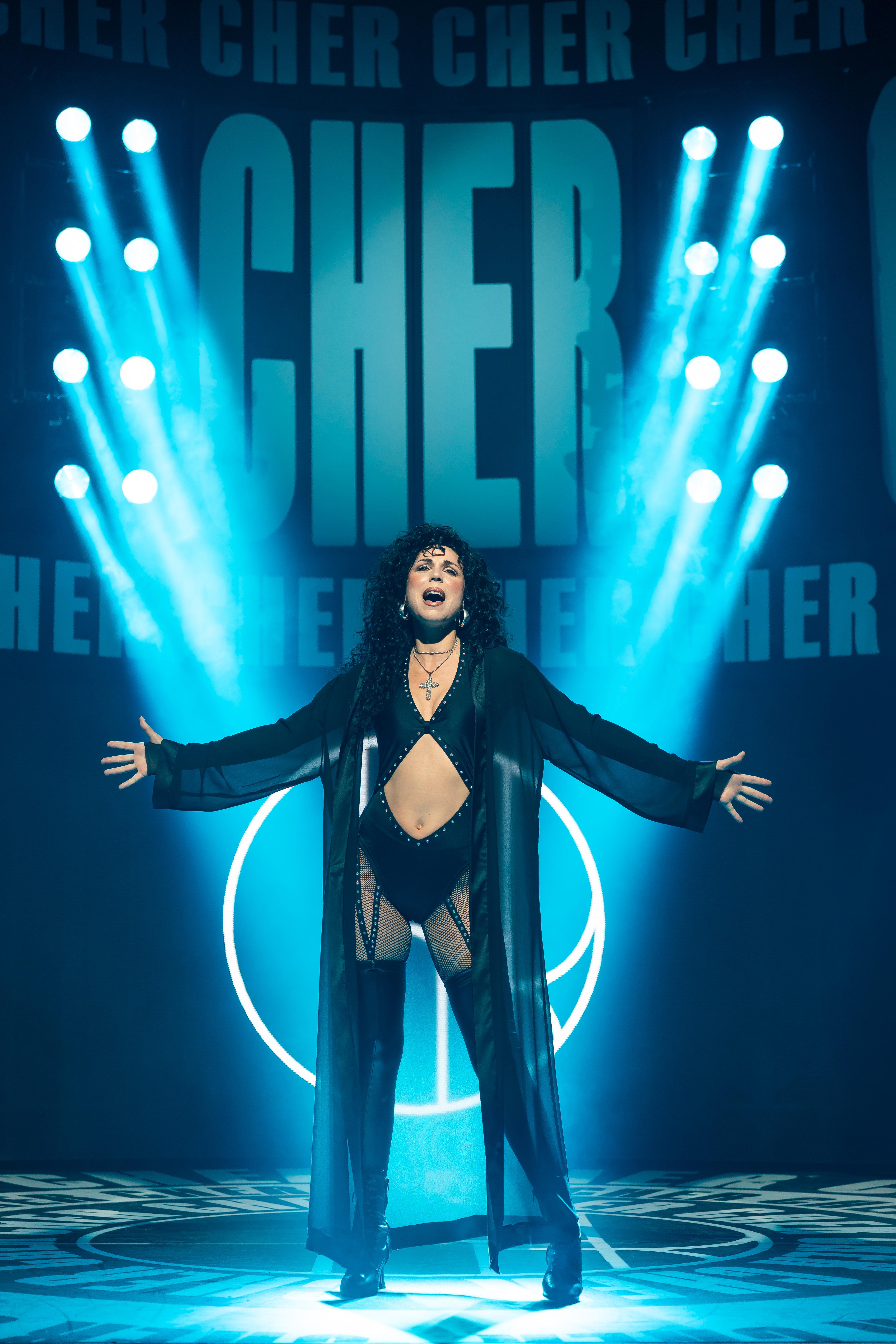 Die Hauptdarstellerin breitet die Arme aus