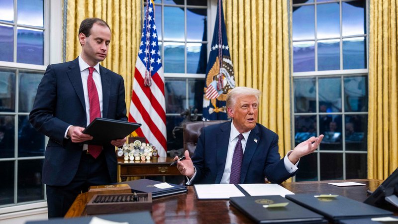 Trump unterschreibt nach seiner Amtseinführung zahlreiche Dekrete | Bild: picture alliance / abaca | Pool/ABACA Trump unterschreibt nach seiner Amtseinführung zahlreiche Dekrete