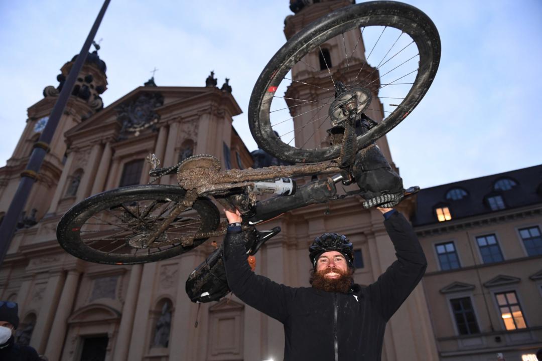 nach weltumrundung extremsportler deichmann zuruck in munchen br24
