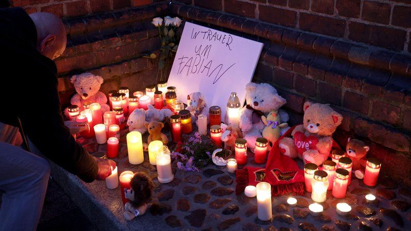 Anteilnahme nach Fund von Kinderleiche bei Güstrow | Bild: picture alliance/dpa | Bernd Wüstneck Anteilnahme nach Fund von Kinderleiche bei Güstrow