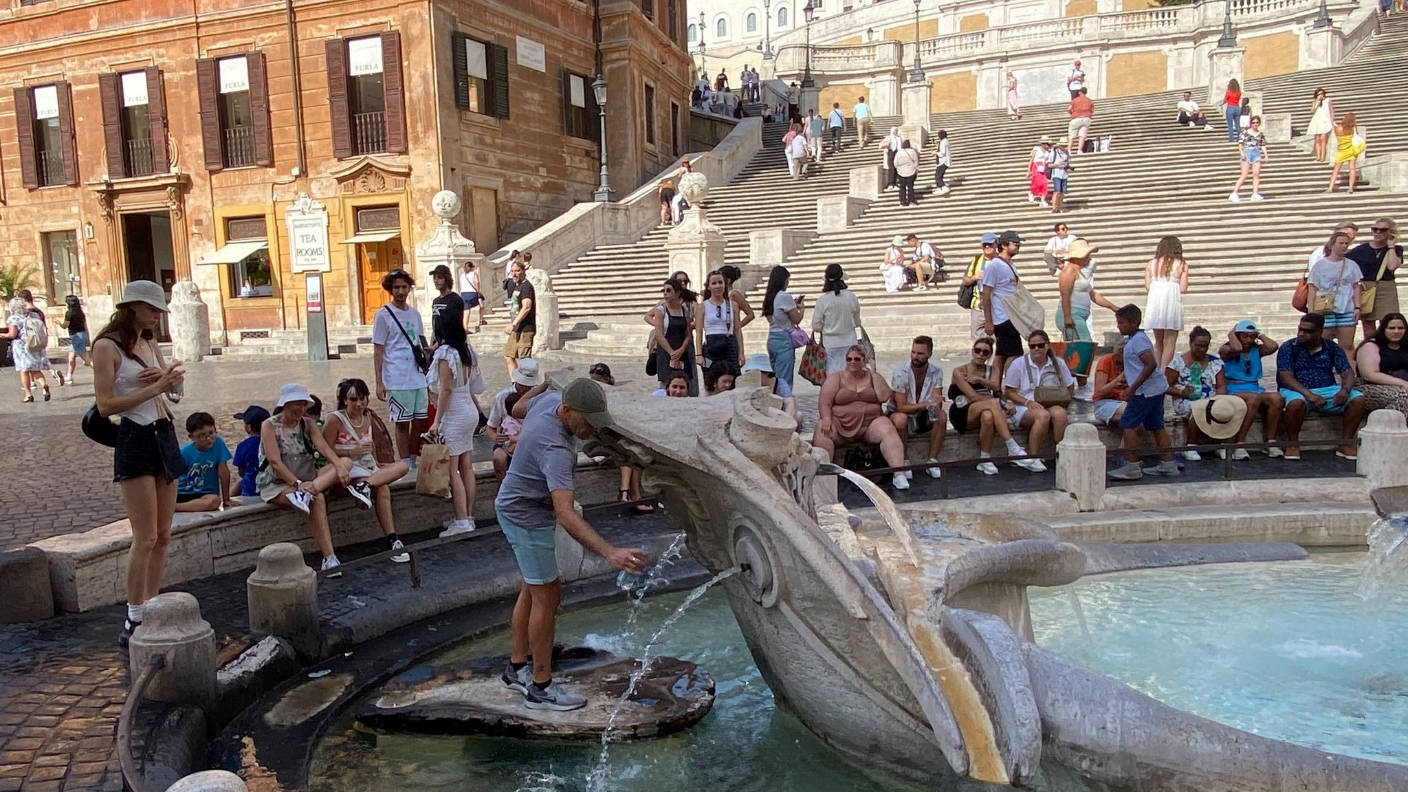 Abkühlung an einem Brunnen vor der Spanischen Treppe 