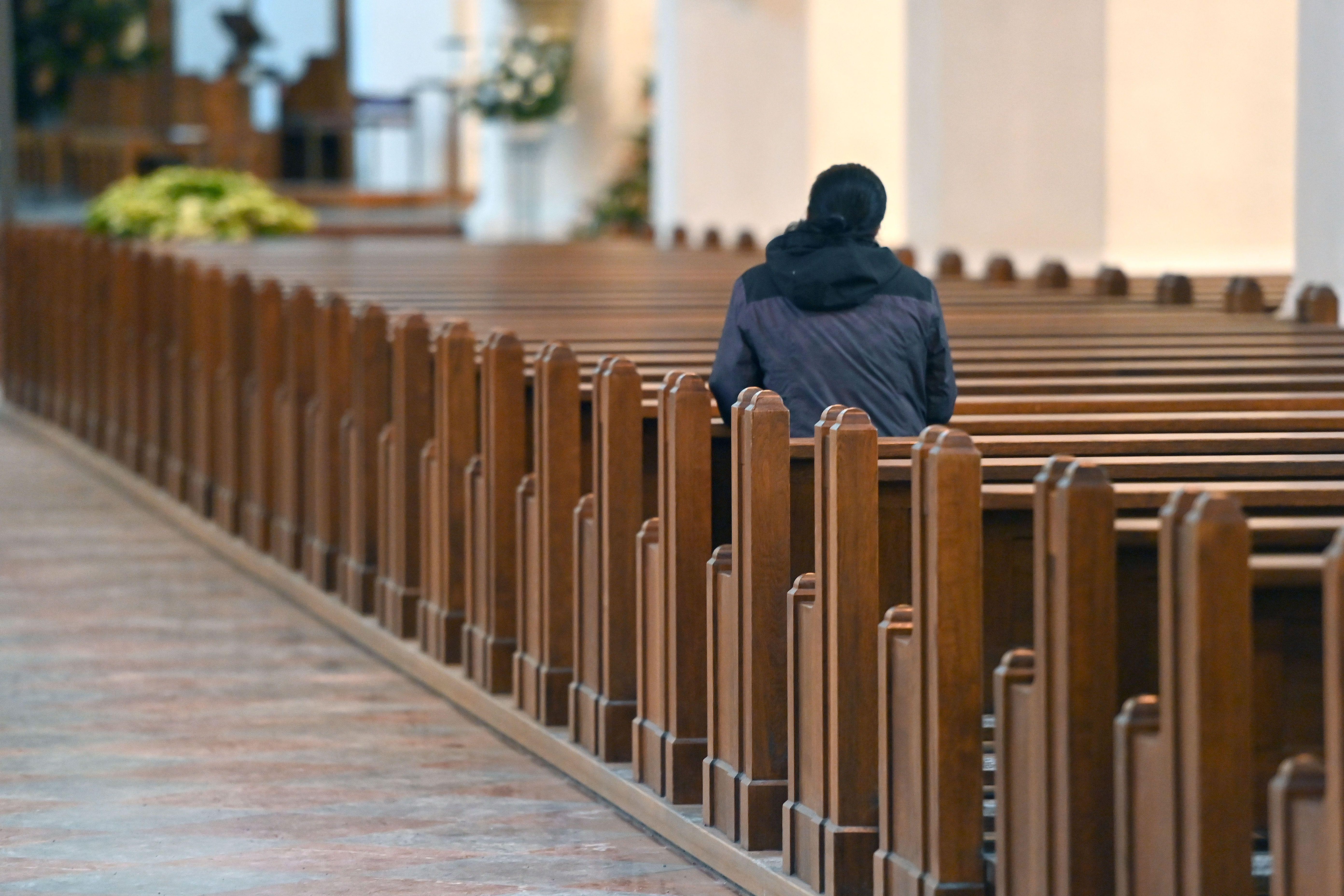 Ein Gläubiger alleine in der Münchner Frauenkirche. 