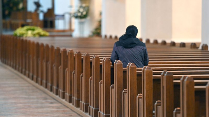 Ein Gläubiger alleine in der Münchner Frauenkirche. 