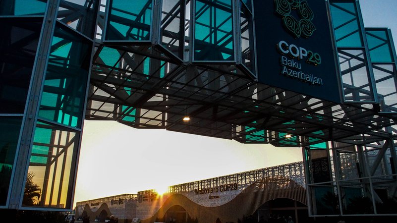 Die Weltklimakonferenz in Baku geht in die Verlängerung. | Bild: picture alliance / ZUMAPRESS.com | Bianca Otero Die Weltklimakonferenz in Baku geht in die Verlängerung.