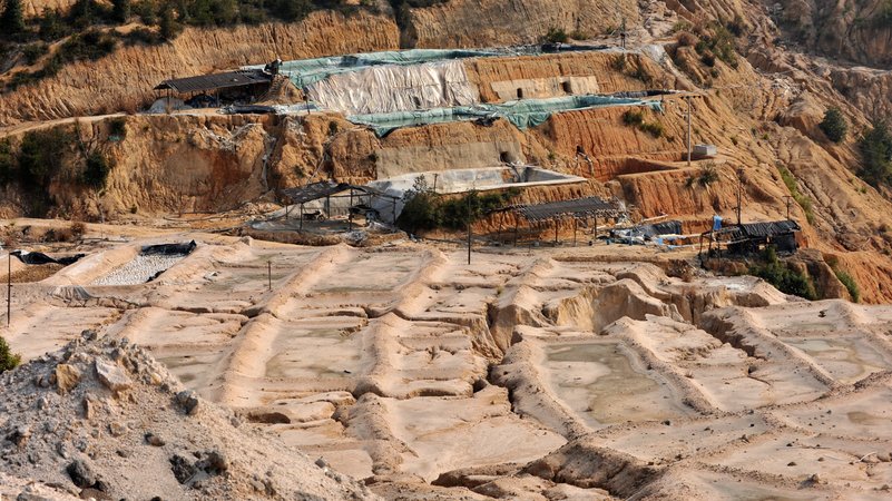 In einem Tagebau werden im chinesischen Ganxian Seltene Erden gefördert. | Bild: picture alliance / dpa In einem Tagebau werden im chinesischen Ganxian Seltene Erden gefördert.