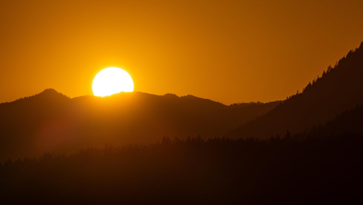 Die Abendsonne scheint auf die Landschaft und Berge am Sylvensteinsee bei Lenggries in den bayerischen Alpen (Archivbild)