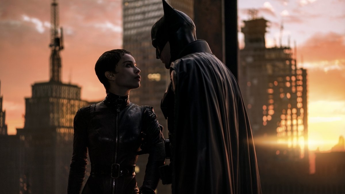 Zwei gequälte Seelen unter Masken im Kampf gegen das Unrecht: Catwoman und Batman in "The Batman" von Matt Reeves (Filmszene):