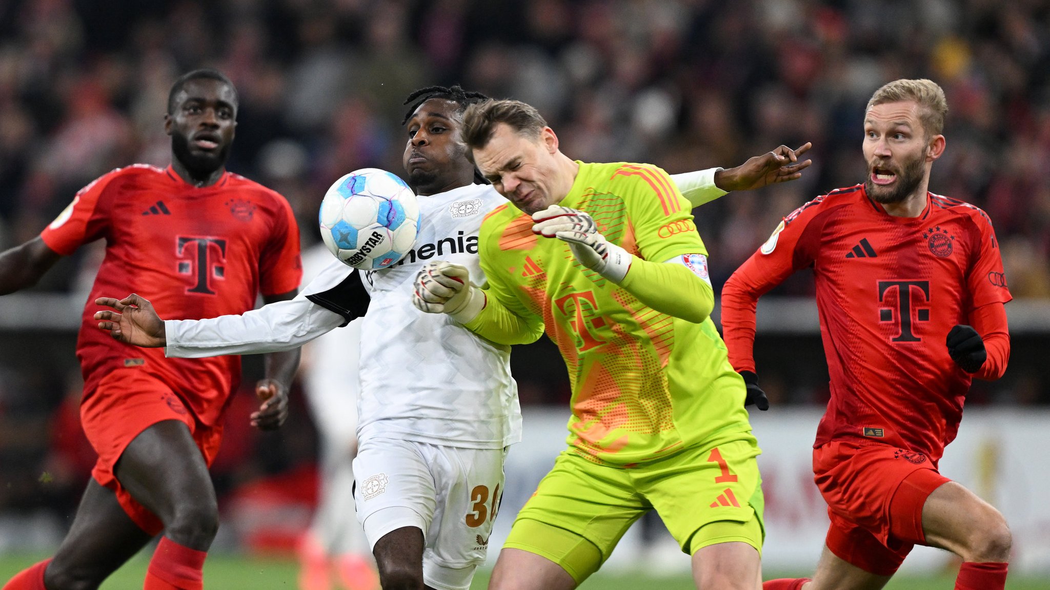 ARCHIV - 03.12.2024, Bayern, München: Fußball, DFB-Pokal, FC Bayern München - Bayer 04 Leverkusen, Achtelfinale, Allianz Arena, Münchens Torwart Manuel Neuer (2.vr) foult Leverkusens Jeremie Frimpong. WICHTIGER HINWEIS: Gemäß den Vorgaben der DFL Deutsche Fußball Liga bzw. des DFB Deutscher Fußball-Bund ist es untersagt, in dem Stadion und/oder vom Spiel angefertigte Fotoaufnahmen in Form von Sequenzbildern und/oder videoähnlichen Fotostrecken zu verwerten bzw. verwerten zu lassen.

Für diesen Rempler musste Manuel Neuer vom Platz. (zu dpa: «Kompany bestätigt: Rippenbruch bei Neuer») Foto: Sven Hoppe/dpa +++ dpa-Bildfunk +++