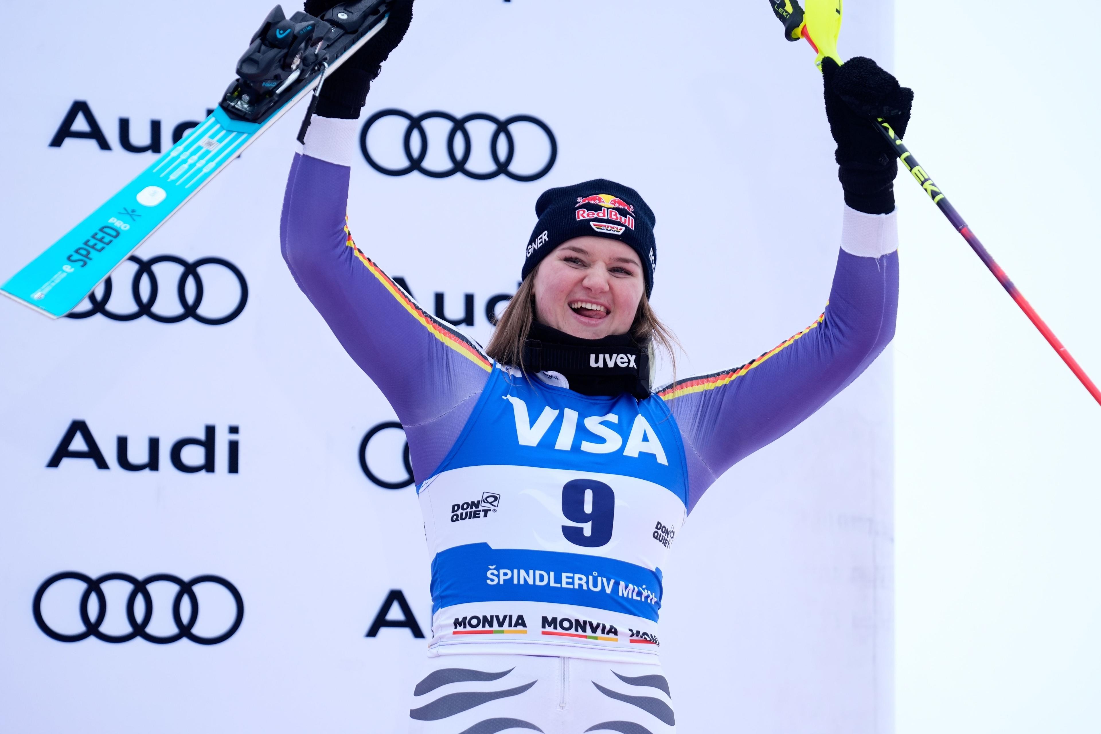 25.01.2026, Tschechien, Spindleruv Mlyn: Ski alpin: Weltcup, Slalom, Frauen. Die Deutsche Emma Aicher feiert ihren dritten Platz. Foto: Giovanni Auletta/AP/dpa +++ dpa-Bildfunk +++