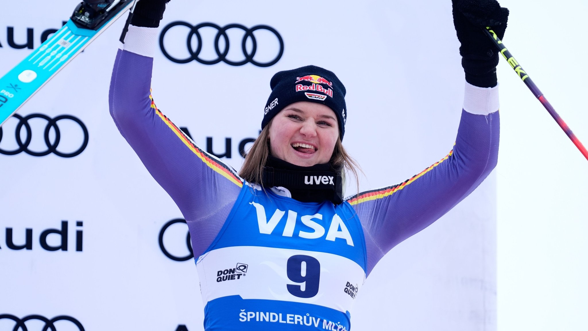 25.01.2026, Tschechien, Spindleruv Mlyn: Ski alpin: Weltcup, Slalom, Frauen. Die Deutsche Emma Aicher feiert ihren dritten Platz. Foto: Giovanni Auletta/AP/dpa +++ dpa-Bildfunk +++ | Bild: dpa-Bildfunk/Giovanni Auletta 25.01.2026, Tschechien, Spindleruv Mlyn: Ski alpin: Weltcup, Slalom, Frauen. Die Deutsche Emma Aicher feiert ihren dritten Platz. Foto: Giovanni Auletta/AP/dpa +++ dpa-Bildfunk +++