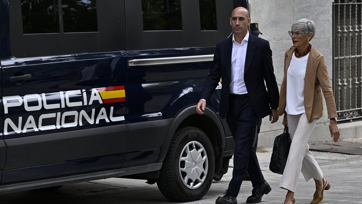 Der zurückgetretene Präsident des spanischen Fußball-Verbandes RFEF, Luis Rubiales, nach dem Gerichtstermin am Freitag.