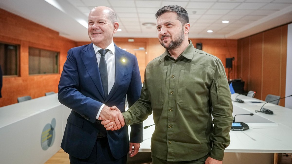 Bundeskanzler Olaf Scholz (l, SPD) und Wolodymyr Selenskyj, Präsident der Ukraine, kommen am Rande des Gipfeltreffens der Europäischen Politischen Gemeinschaft für ein Gespräch zusammen. 