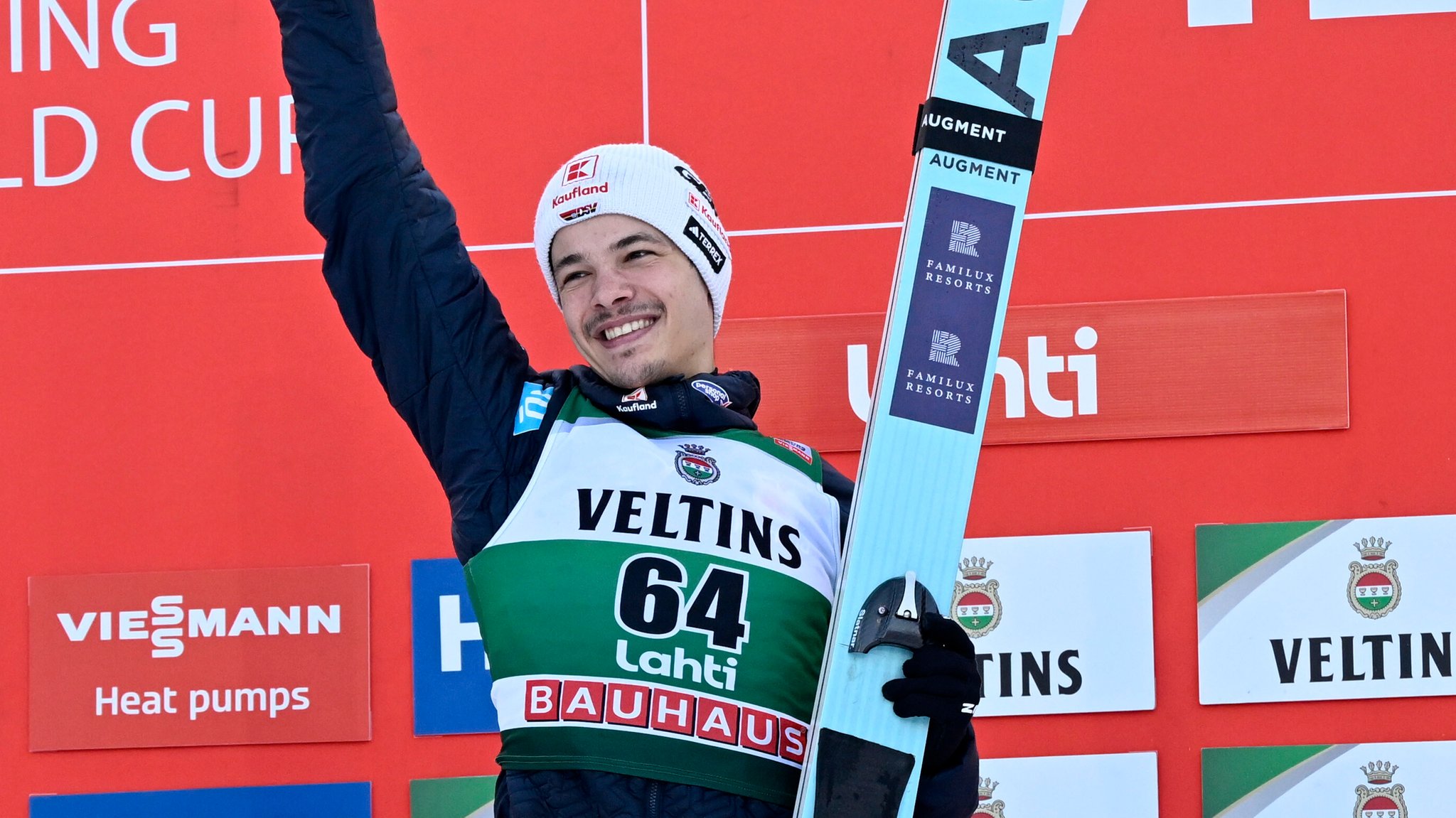 Erster Weltcupsieg mit 25: Skispringer Philipp Raimund jubelt in Lahti. | Bild: picture-alliance / dpa Erster Weltcupsieg mit 25: Skispringer Philipp Raimund jubelt in Lahti.