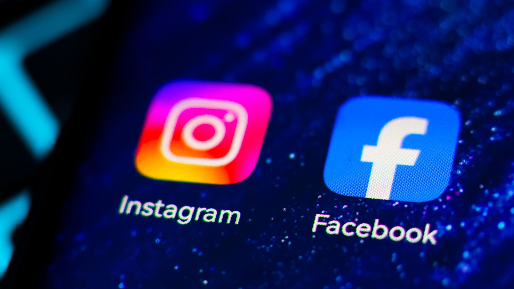 Die Logos von Instagram und Facebook auf einem Handybildschirm | Bild: picture alliance / NurPhoto | Beata Zawrzel Die Logos von Instagram und Facebook auf einem Handybildschirm