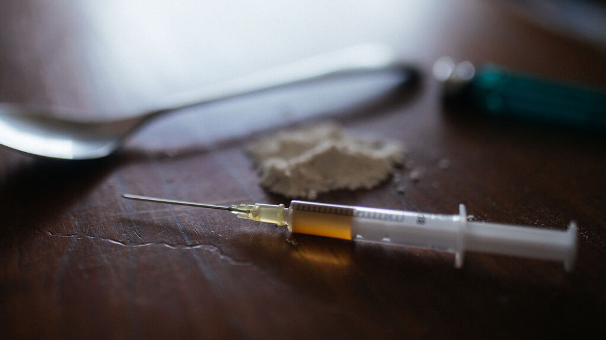 (Symbolbild) Utensilien für den Konsum von Heroin liegen auf einem Tisch. | Bild: BR/Julia Müller (Symbolbild) Utensilien für den Konsum von Heroin liegen auf einem Tisch.