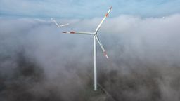 ARCHIV - 18.10.2023, Sachsen-Anhalt, Querfurt: Die Windräder in einem Windpark ragen aus dem Morgennebel hervor. Kommunen sollen unbürokratischer am Ausbau von erneuerbaren Energien beteiligt werden. (Luftaufnahme mit Drohne) (zu dpa: «Kommunen sollen am Ausbau von Erneuerbaren beteiligt werden») Foto: Jan Woitas/dpa +++ dpa-Bildfunk +++ | Bild:dpa-Bildfunk/Jan Woitas