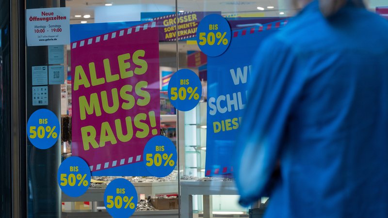 Eine Karstadt-Filiale muss schließen | Bild: picture alliance / SvenSimon | Malte Ossowski/SVEN SIMON Eine Karstadt-Filiale muss schließen