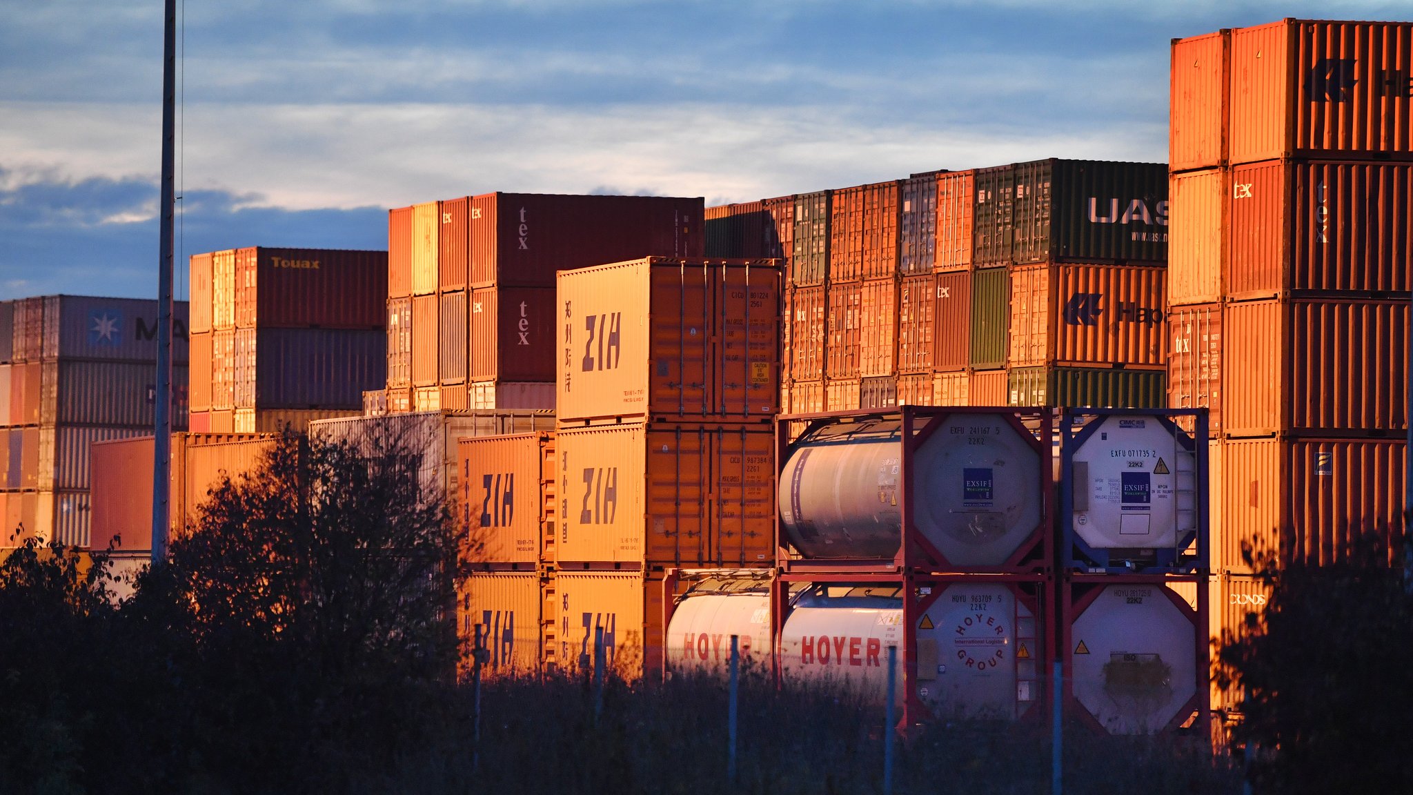 Ein Bild vom Containerdepot in München-Riem aus dem Frühjahr 2023: Wie soll es nach der Wahl weiter gehen mit Bayerns Wirtschaft?