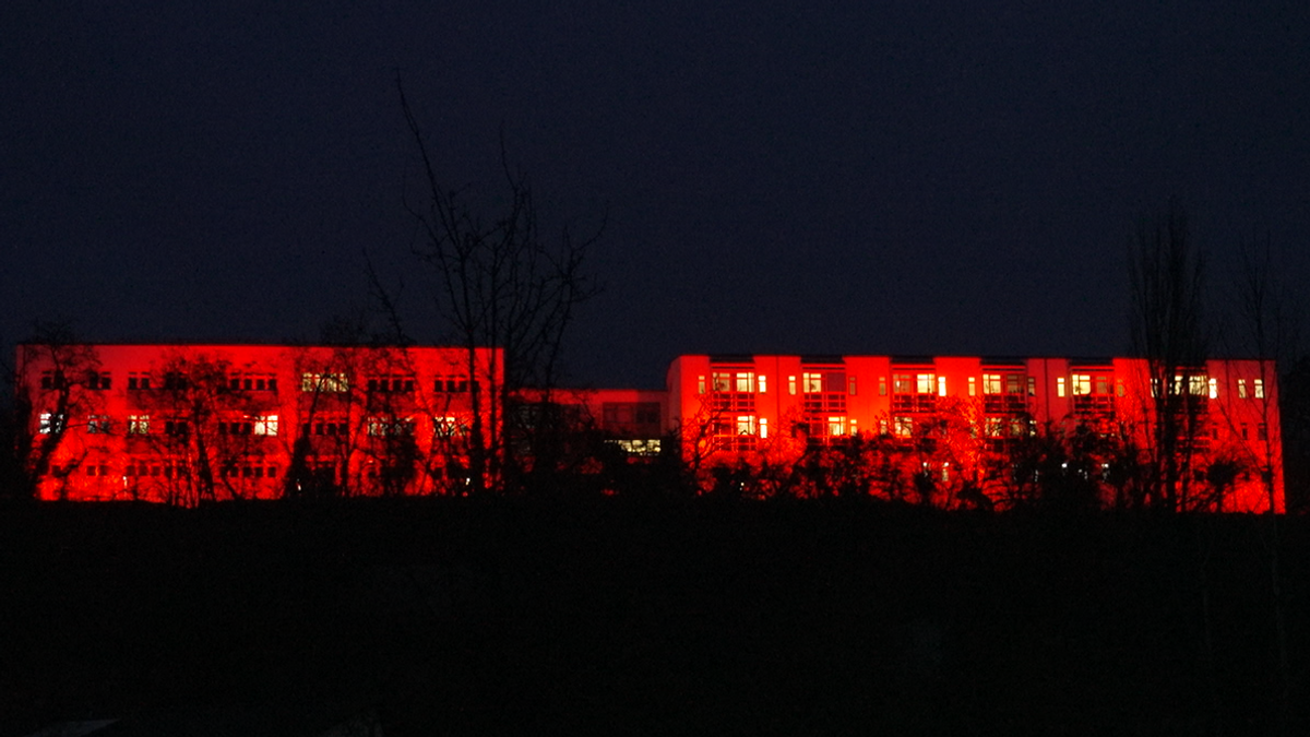 Rot beleuchtete Klinik in Donaustauf bei Nacht.