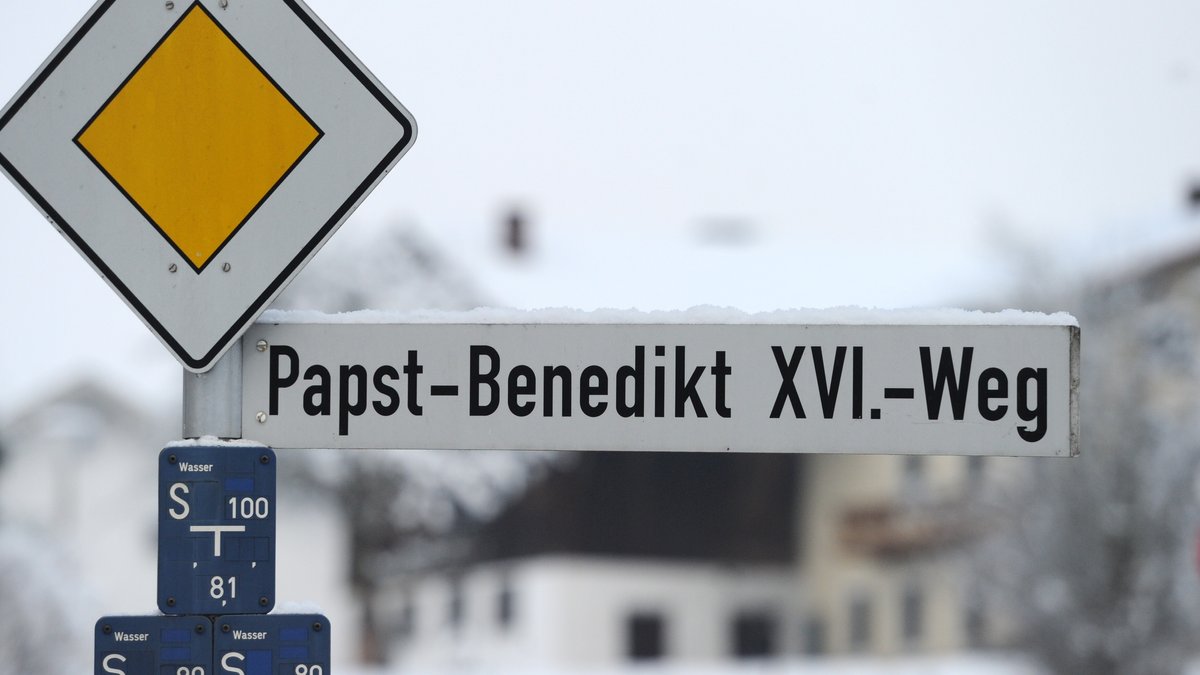 Ein Schild zeigt den Straßennamen "Papst-Benedikt XVI.-Weg" in Traunstein. 