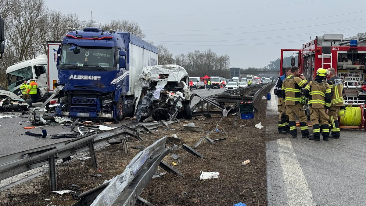 Trümmer auf der Autobahn nach schwerem Lkw-Unfall auf der A93 bei Ponholz