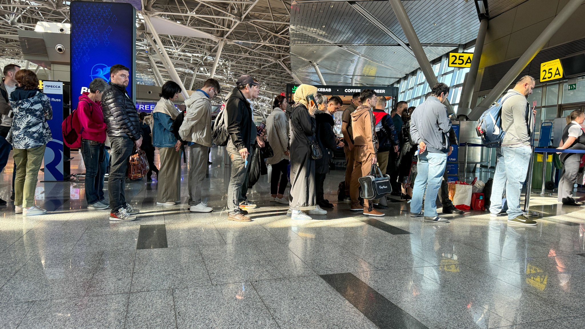 Passagiere vor einem Abfertigungsschalter