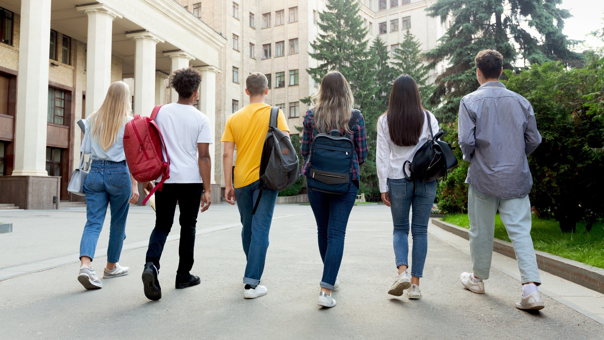ARCHIV (31.05.2019): Eine Gruppe Studenten auf dem Campus von hinten.
