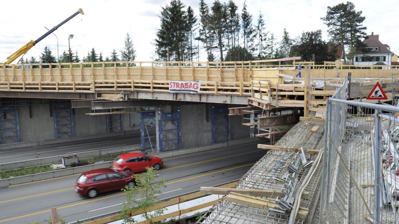 Baustelle einer Brücke über die Autobahn bei Feldkirchen | Bild: dpa Baustelle einer Brücke über die Autobahn bei Feldkirchen