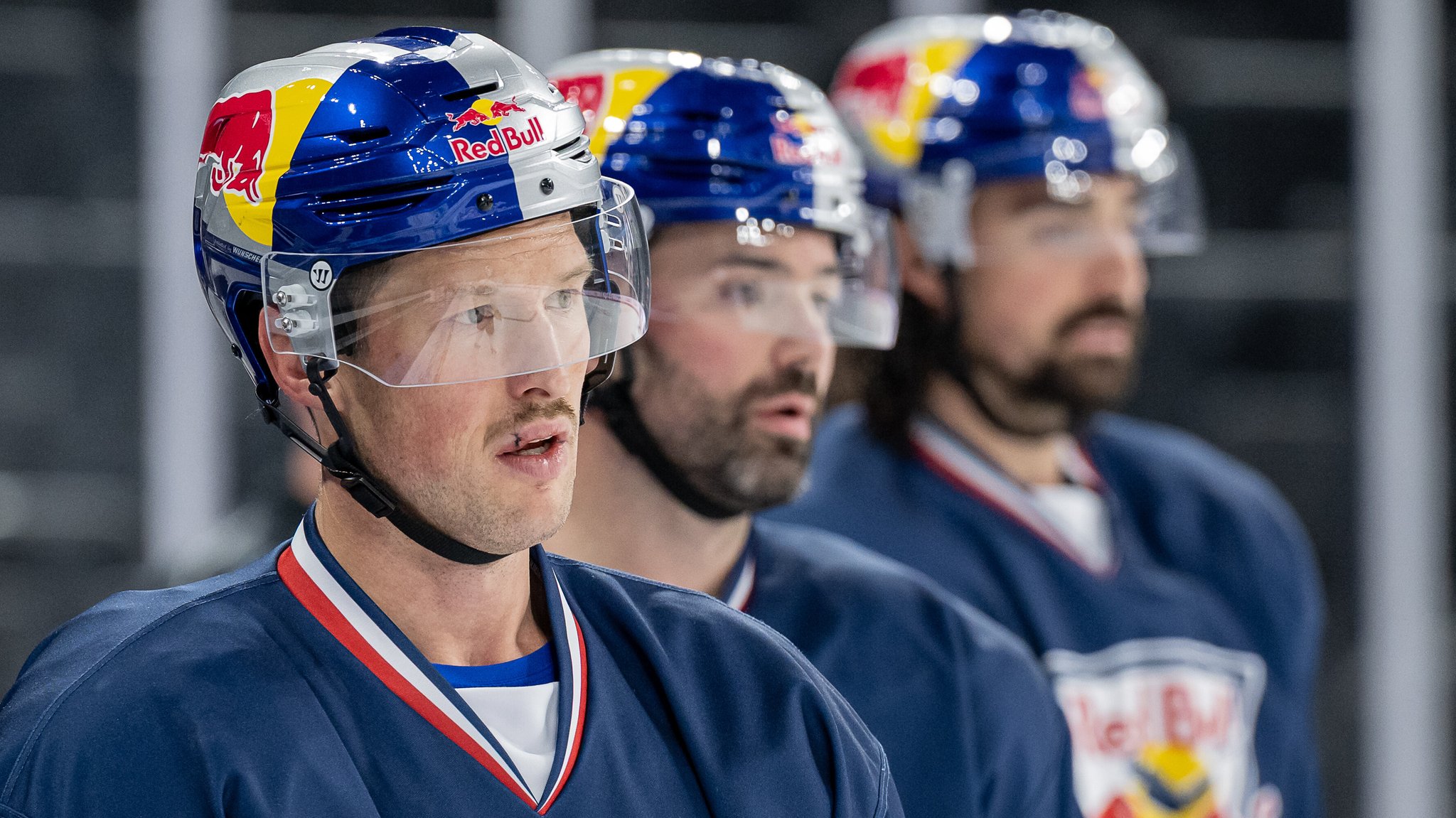 Patrick Hager und der EHC Red Bull München vor dem Saisonstart in der Deutschen Eishockey-Liga (DEL). | Bild: picture-alliance / dpa Patrick Hager und der EHC Red Bull München vor dem Saisonstart in der Deutschen Eishockey-Liga (DEL).