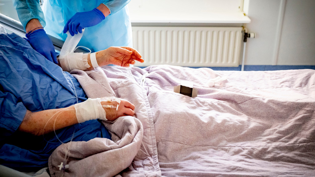 Symbolbild Patient in Krankenbett | Bild: picture-alliance/dpa Symbolbild Patient in Krankenbett